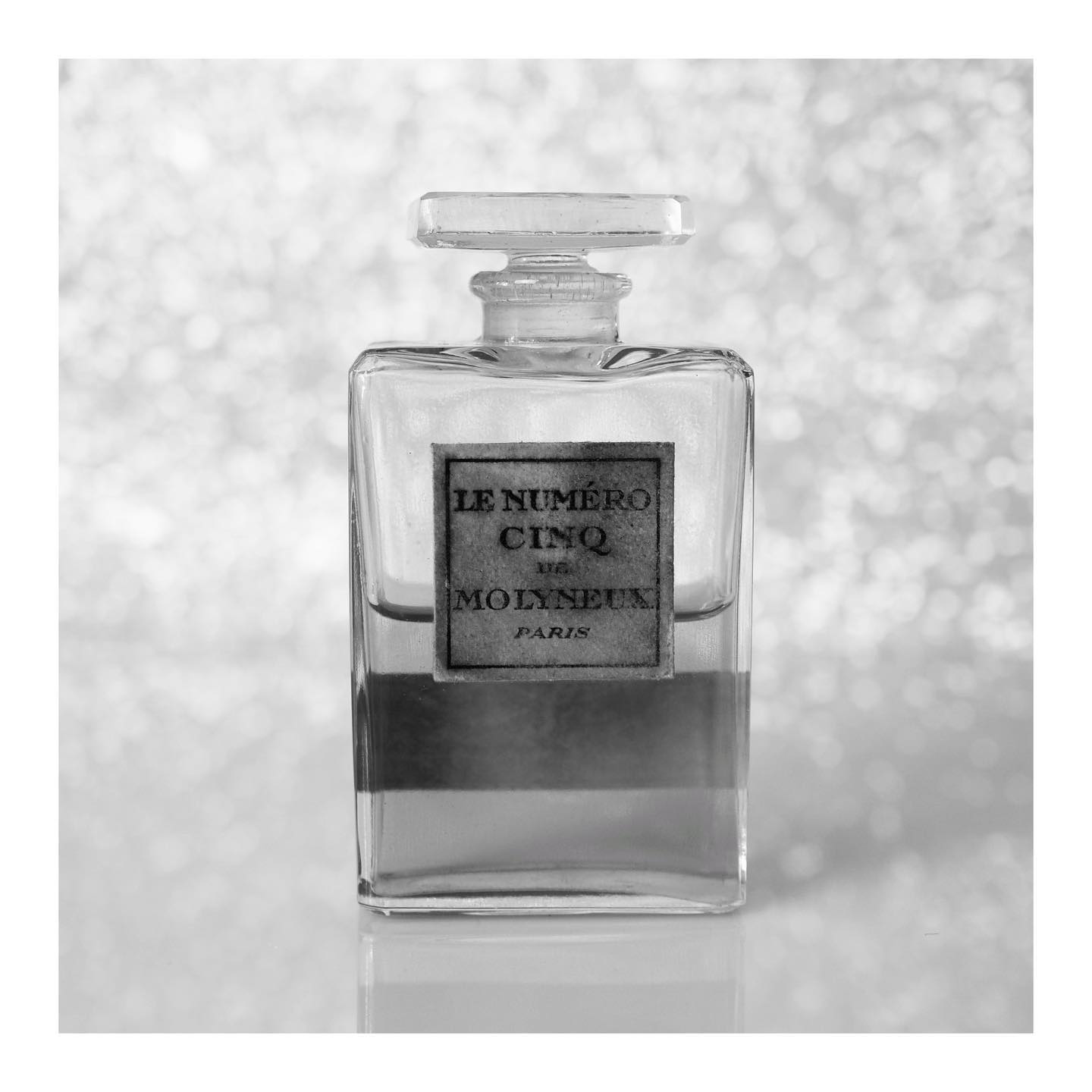 Today's topic of the day is a little bit vintage if I may... The chypre legend next to Chanel No.5 made me do it.
This little beauty has come to life same decade as Shalimar and No.5. Yes, yes it's older than my grandparents and probably yours too. It is one if the couple fragrances that I own from that era. And all of the crushed top notes in the world can’t change a thing for me because it is unconditional love!!! Just look at those notes: Neroli, Bergamot, Aldehydes, Peach, Orris, Carnation, Ylang-Ylang, Plum, Orange Blossom, Cloves, Labdanum, Patchouli, Incense, Vanilla, Benzoin, Sandalwood, Oakmoss and Amber. All at pre-IFRA glory. Say whaaat🙌🏻
Being labdanum and carnation heavy Le Numero Cinq by Molyneux is a trickster. Gorgeous floral heart that opens up on skin after muted rainbow of what used to be fruity take on citruses is nothing but shy.
The opening is a bit musty dusty and tad sour because those top notes have left the building. Only the carcass of their presence remains in this composition. Transition to the mid is therefore fairly quick and there I'm greeted with green iris accord and thick presence of moss. Through that thick green and rooty smog, I slowly detect plums and prunes and bright creamy ylang, spiced up by heavy dose of carnation. I know it sounds all over the place but in real life this Le Numero Cinq is just perfect.
It is heady, it is evocative and so 20's. Golden age of grotesque, as Marilyn Manson used to sing but in the best possible way. The construction of this fragrance is simply timeless and complex, even a bit loud in places. So my advice for all those who adore their PDM and Initio bangers “STFOut from this”. You won't like it or wear it because this is not overly sweet nor a pantydropper for 18 y.o.
For those who appreciate noble iris, get your nose on it like yesterday👌🏻I would not think twice, breathe twice or blink twice seeing one of those beauties for sale. Worth every penny!
#growdeparfum #perfumeaholic_official #fragpixie #collectionpotential #perfume #nichefragrance #fragcomm #designerfragrance #fragrance #香水 #عطر #香水 #parfüm #duft #parfum #perfumy #parfym #profumo #इत्र #molyneux #lenumerocinq