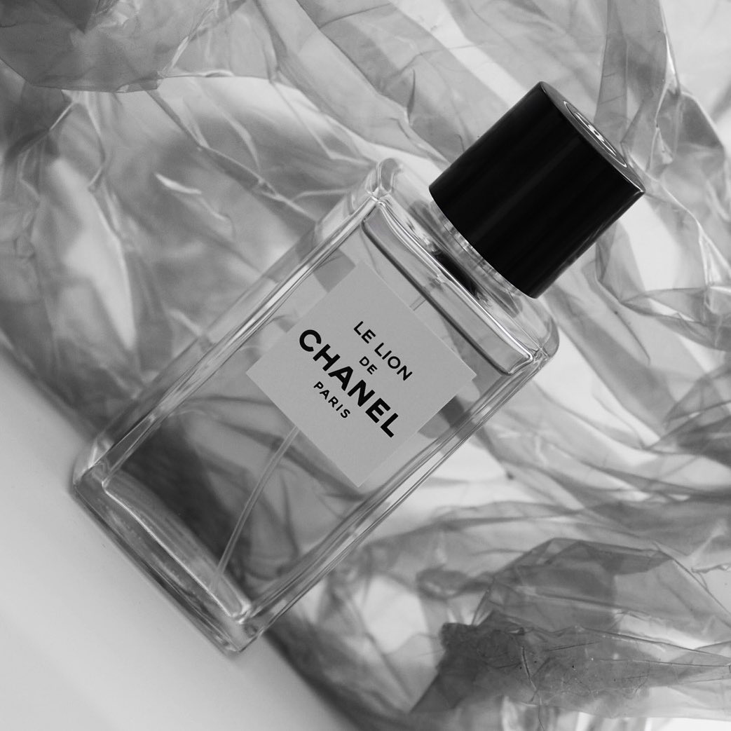 It won’t be a surprise if I call this beauty my favorite…
Chanel did some Shalismart editing and released their own version of it. Agree to disagree, I know many avoid seeing the comparison because it tarnishes the status of private collection from Chanel. But if you dig a bit and do blind sniffing, you will know same happened with Samsara becoming Bois des Iles back in the days. And few others.
I am not here to judge, merely remind you of resemblances in modern perfumery that exists on continuous borrowing and reinventing wheels. So to me Le Lion is first of all a hexagon wheel of Guerlains bestseller. But those extra edges are edgy enough to make it my favorite alongside its inspiration. Both coexist in my collection perfectly fine.
@chanel.beauty #lelion #chanellelion #chanelparis #chanelperfume #chanelfragrance #парфюморигинал #шанель #герлен #парфанутая #шалимар #нишеваяпарфюмерия #nicheperfumes #nicheperfumery #incense #darkfragrance #labdanum #vanillaperfume #classicfragrance #vintagefragrance #smellgood #growdeparfum #collectionpotential #shalimar #perfumeaholic_official #fragrantthoughts #perfumeworld #thisyearfavorites #perfumeforhim #perfumeforher #cloneornot