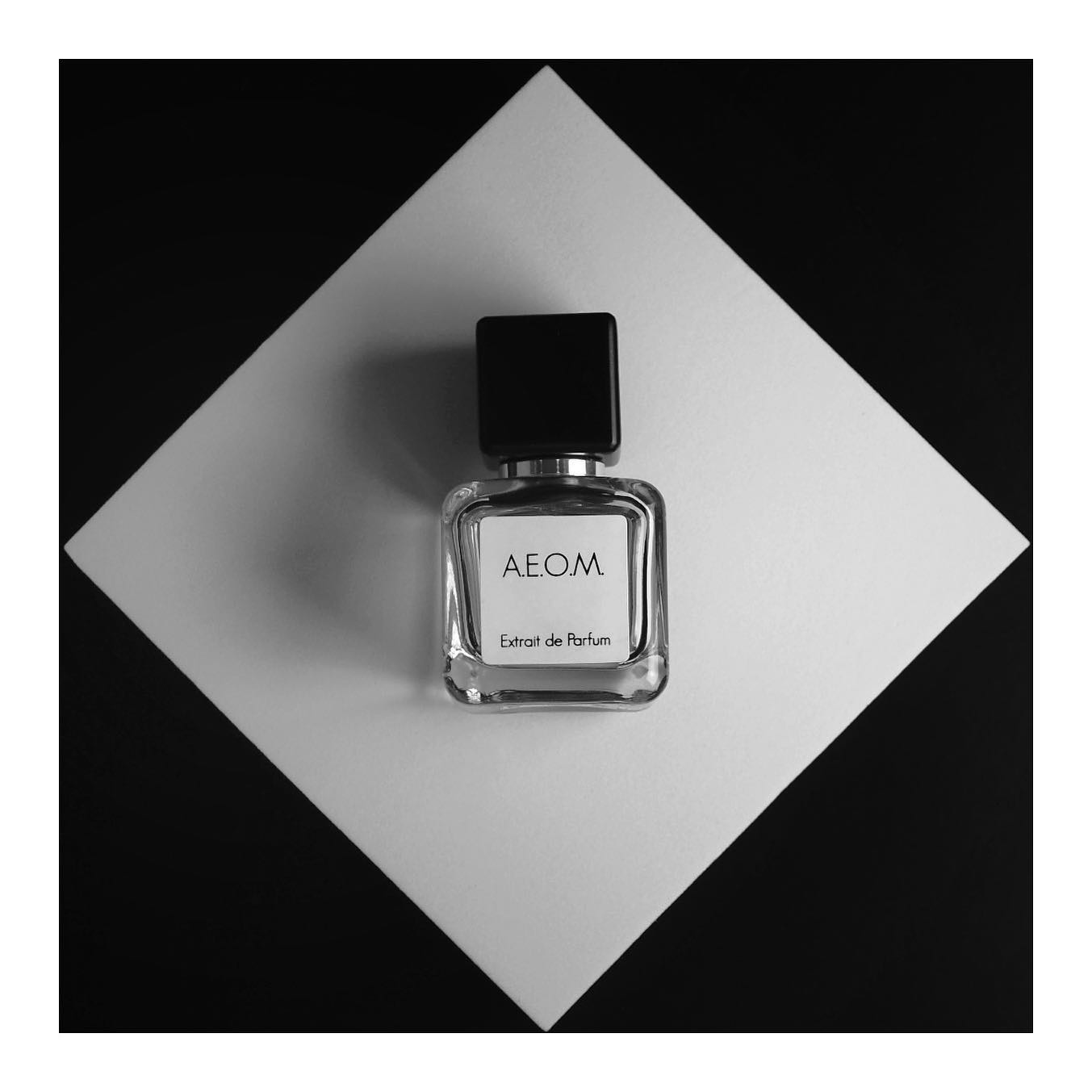 Another massive showstopper for the colder season…
Less is more when it comes to spraying A.E.O.M otherwise all eyes will literally be on you. Heavy on boozy opening it transitions into very complex spicy amber. Bold and intoxicating vanilla hidden in the base under layers of spices is top notch work of Cecile Zarokian👌🏻
@aura_perfume_official @cecilezarokianparfumeur #vanillafragrance #fallfragrance #winterfragrance #complexperfume #unisex #nichefragrance #nicheperfume #cecilezarokian #aurasublime #alleyesonme #aeom #bijonaeom #bijonaurasublime #perfumeaholic_official #favoritefragrances #favoriteperfume #scentforhim #scentforher #scentforsuccess #fraghead #smellgood #smellgreat #holidayperfume #ароматы #бижон #всевзглядынамне #обзор #парфтерапия #парфманьяк #коньячнаяваниль