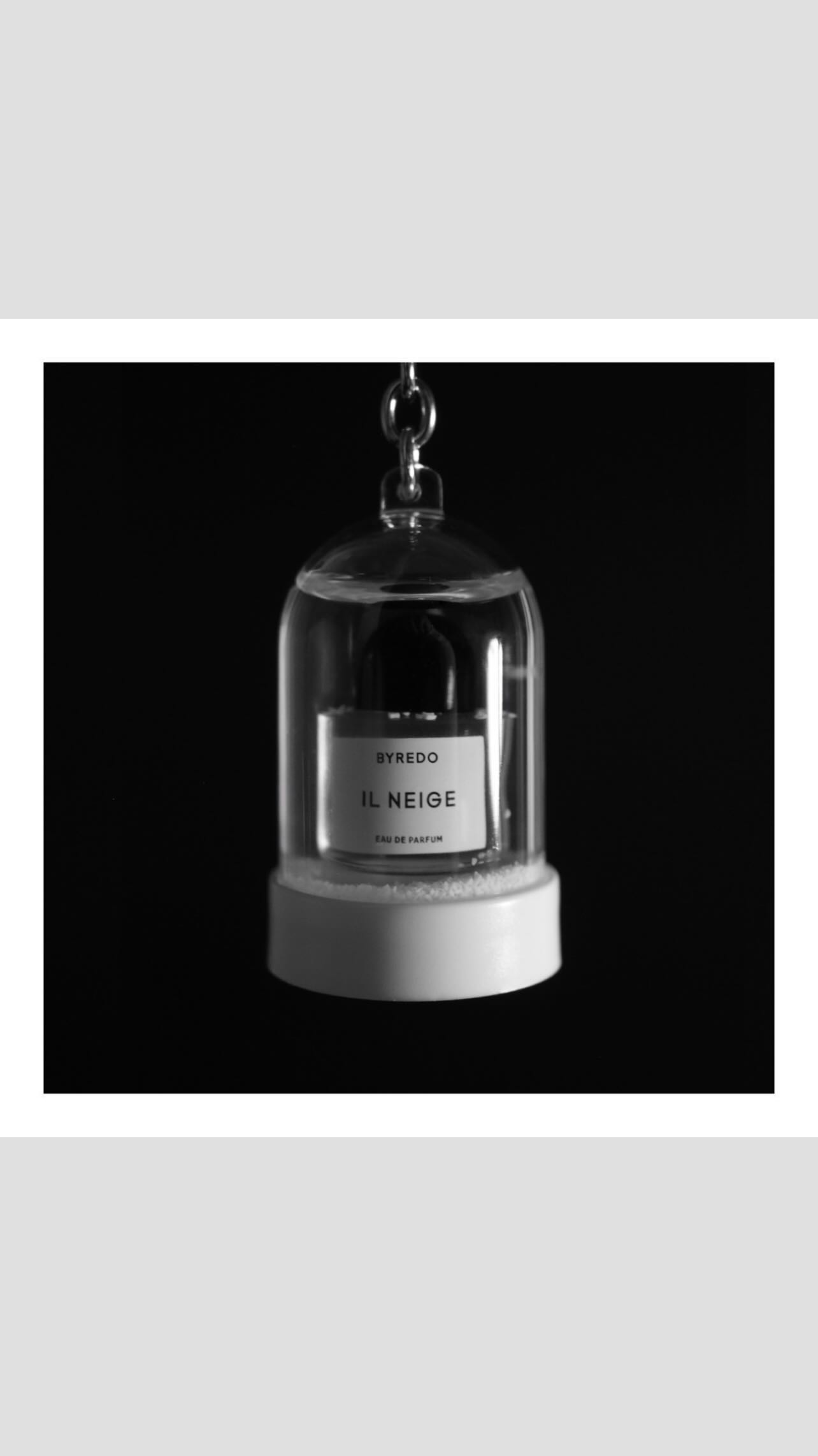 I love when brands make little silly things to come with purchase…
@officialbyredo little Il Neige snow globe is definitely my favorite. It’s a tiny reminder for me to stand still and enjoy the moment while little flakes slowly float in what seems to be the random pattern.
#byredo #byredoilneige #byredoparfums #blanche #tinygifts #toremember #oneofakindart #oneofakindgifts #snowglobe #snowingfeelings #fragpixie #perfumeaholic_official #videography #bnwphotography #bnwphotos #smallthingstosmileabout #fragrances #perfumes #brandingidentity #brandinginspiration #backwards #perfumebottle #nicheperfumes #nichefragrances #growdeparfum #collectionpotential #everydayisartday
