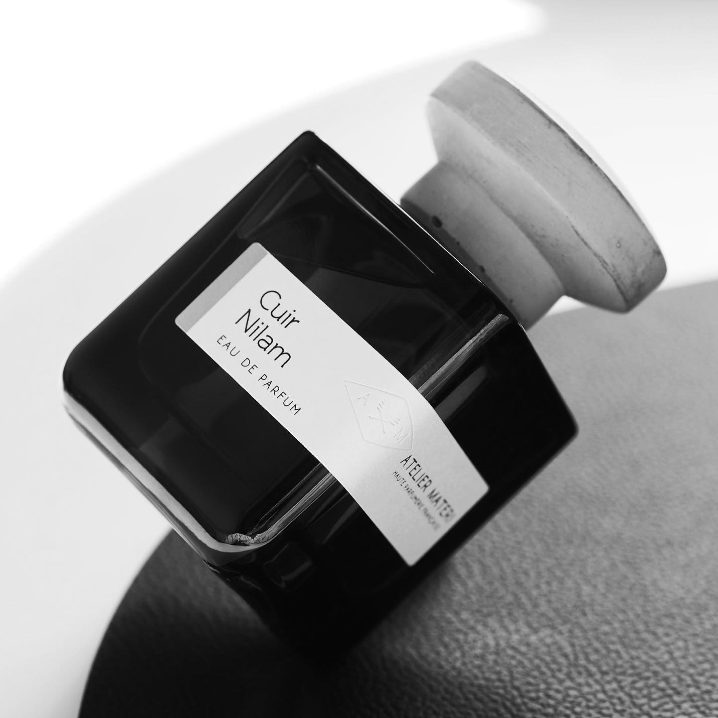 Beautiful leathery addition to my collection. Atelier Materi Cuir Nilam has lured me into its embrace right from the start…
The juicy cardamom opening is mouthwatering. It shares a tinge of bitter greens right in the opening but after few seconds it settles down into suede-cardamom union that has some sparkling quality to it, which has surprised me. None of my leathers have ever been this green tinted and zingy at the start. Really fun experience for leathery fragrance addict.
As the trajectory of the scent progresses it hits that one familiar note that many have found delicious in the past. Dark, rough, some may say rather masculine blend of birch tar and resins. It has the feel of one of the most well known leathers to date, Cuir de Russie by Guerlain, but it is definitely dressed in the new skin, with suede and tobacco and that soft animal tinge I can’t pinpoint yet. Most likely styrax, because there is that balsamic feel on the skin I occasionally catch in its sillage. I saw the note of patchouli in the pyramid and was afraid it will be too medicinal or earthy, but to mu luck it is softened up in the base by the dry and hay-like tobacco leaves.
If you know the soft matte finish of suede, soft to touch and supple in texture. This what Cuir Nilam feels like on my skin. There is a moment there that I felt soft muskiness and soft touch of rose water on my skin. I am normally not huge rose and rose-leather fan but this is blended to such perfection that you only catch the elements singularly for a millisecond there, so your brain registers “Aha, that’s that”. Like when you look at the bouquet you spot a rose there, and you know it is rose, but that rose is merely one flower in spectacular composition that florist had created.
More below ⬇️⬇️⬇️
@ateliermateri #cuirnilam #ateliermateri #artisticperdumery #nichefragrance #artisanal #fragrances #perfumes #leatherperfume #suède #cuirveritable #cuir #materiales #materia #leatherfeel #perfumery #fargrantica #basenotes #parfumo #fragpixie #perfumeaholic_official #momo #monochromeleather #perfumebottle #fragrancias #парфюмерия #кожаныйаромат #замша #fragranceaddict #fragrancelover